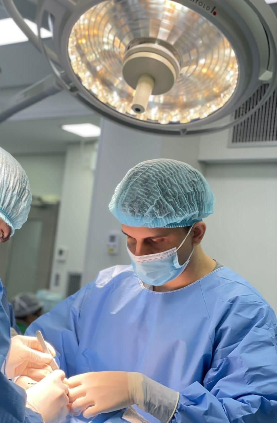 Dr operando a uma abdominoplastia