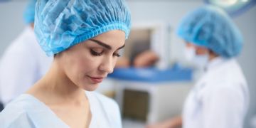 Rinoplastia e Mamoplastia, as plásticas mais famosas: o que saber antes de operar
